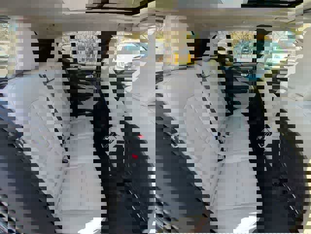 Used 2021 Volvo XC40 T5 Momentum w/ Protection Package Premier image 19