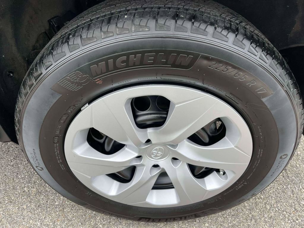 Used 2024 Toyota RAV4 LE image 33