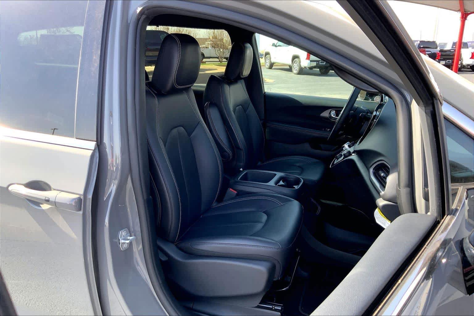 Used 2025 Chrysler Pacifica Select FWD image 9