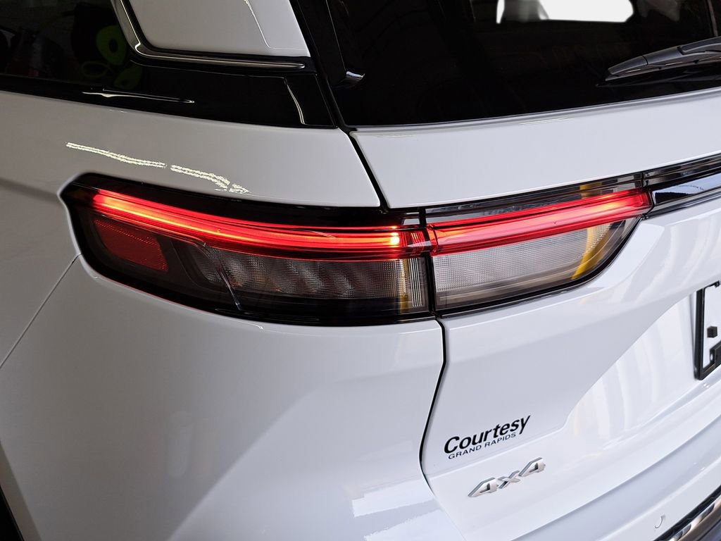 Used 2025 Jeep Grand Cherokee Laredo w/ Luxury Tech Group I image 35