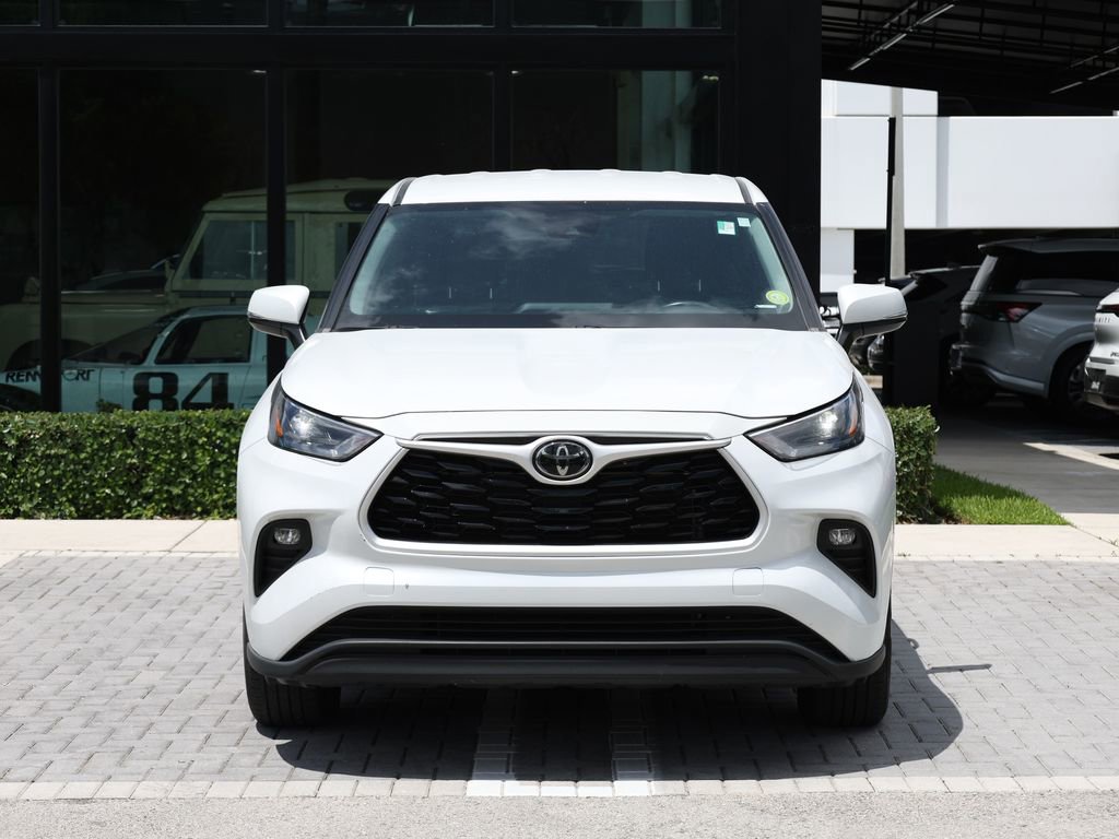 Used 2023 Toyota Highlander LE FWD image 3