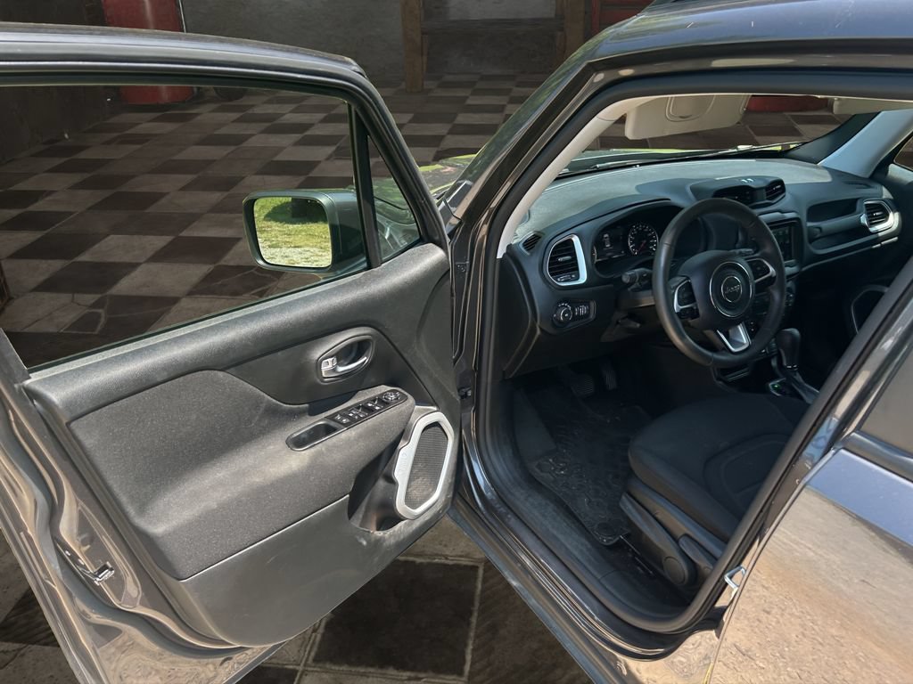 Used 2021 Jeep Renegade Latitude FWD image 17
