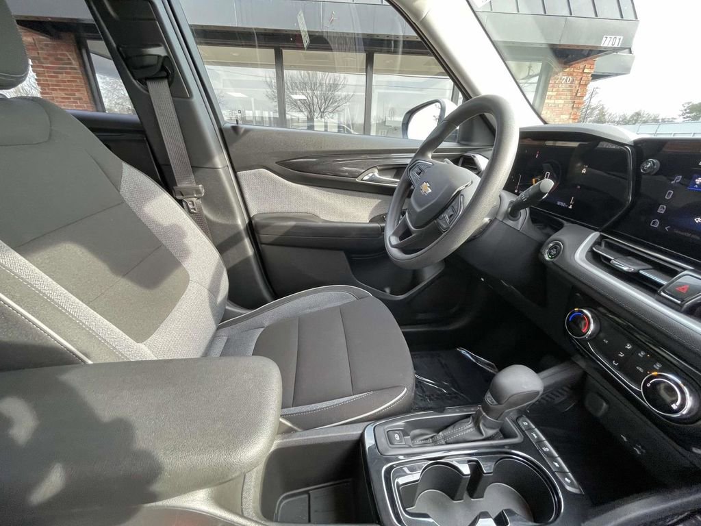 Used 2025 Chevrolet TrailBlazer LT image 16
