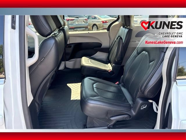 Used 2019 Chrysler Pacifica Touring-L FWD image 14