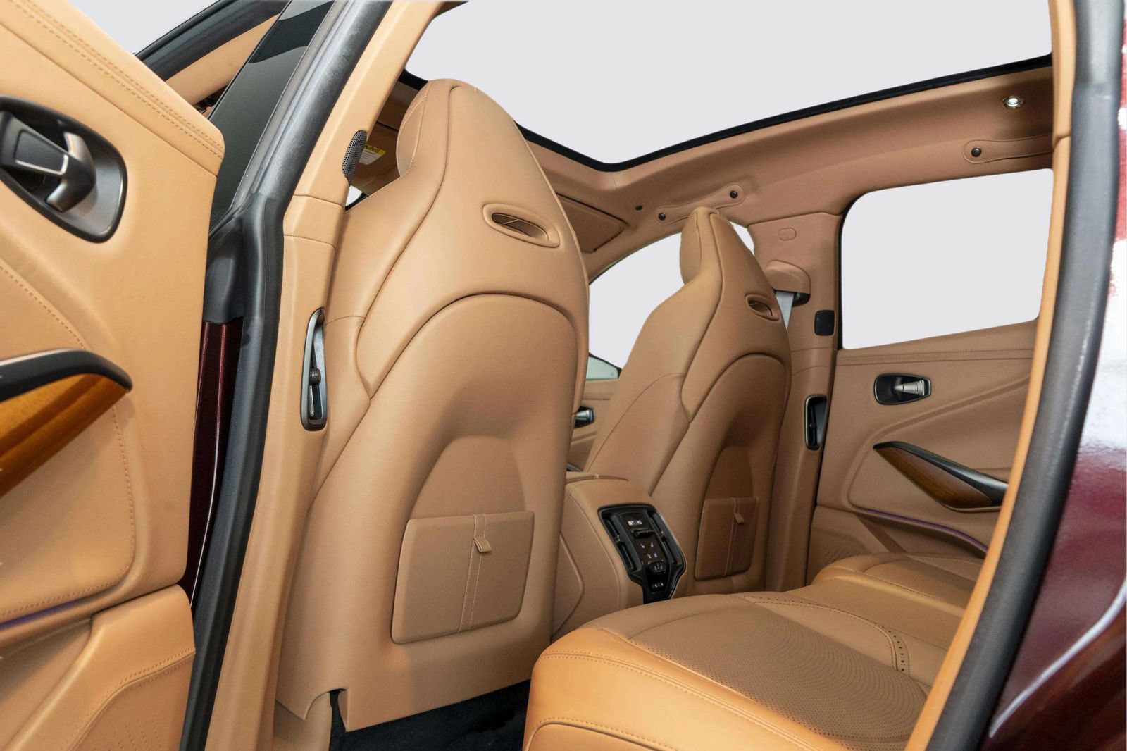 Used 2022 Aston Martin DBX AWD/4WD image 45