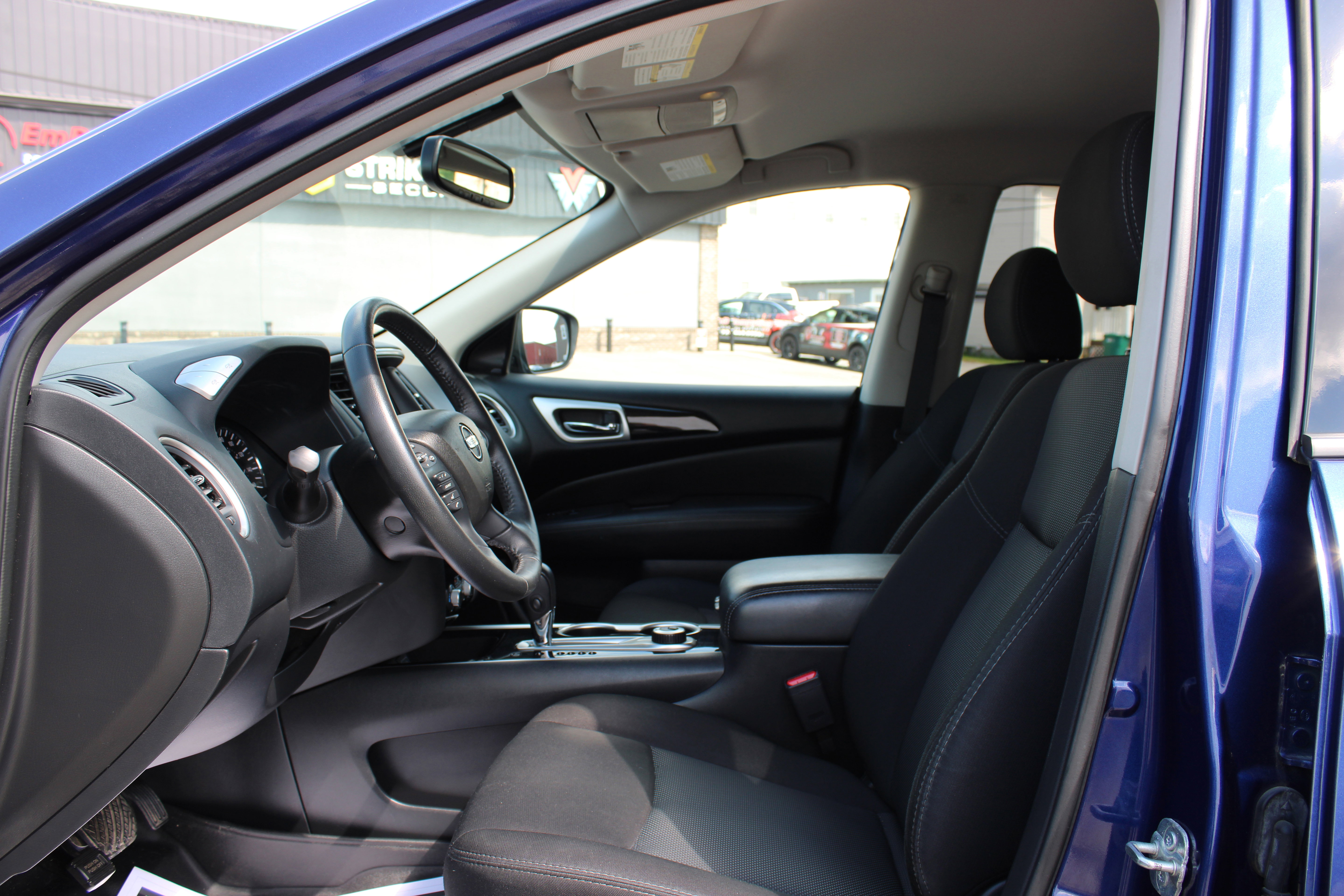 Used 2020 Nissan Pathfinder SV AWD/4WD image 16