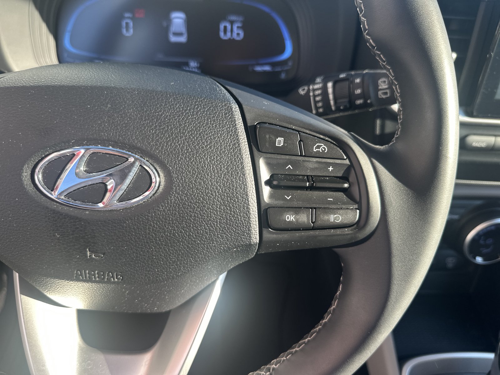 Used 2025 Hyundai Venue SEL FWD image 12