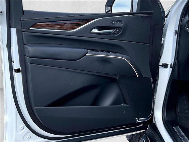 Used 2024 Cadillac Escalade Premium Luxury AWD/4WD image 17