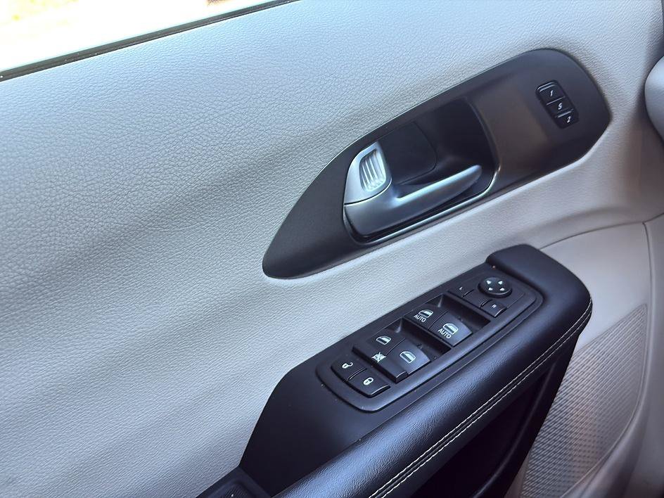Used 2024 Chrysler Pacifica Touring-L FWD image 43