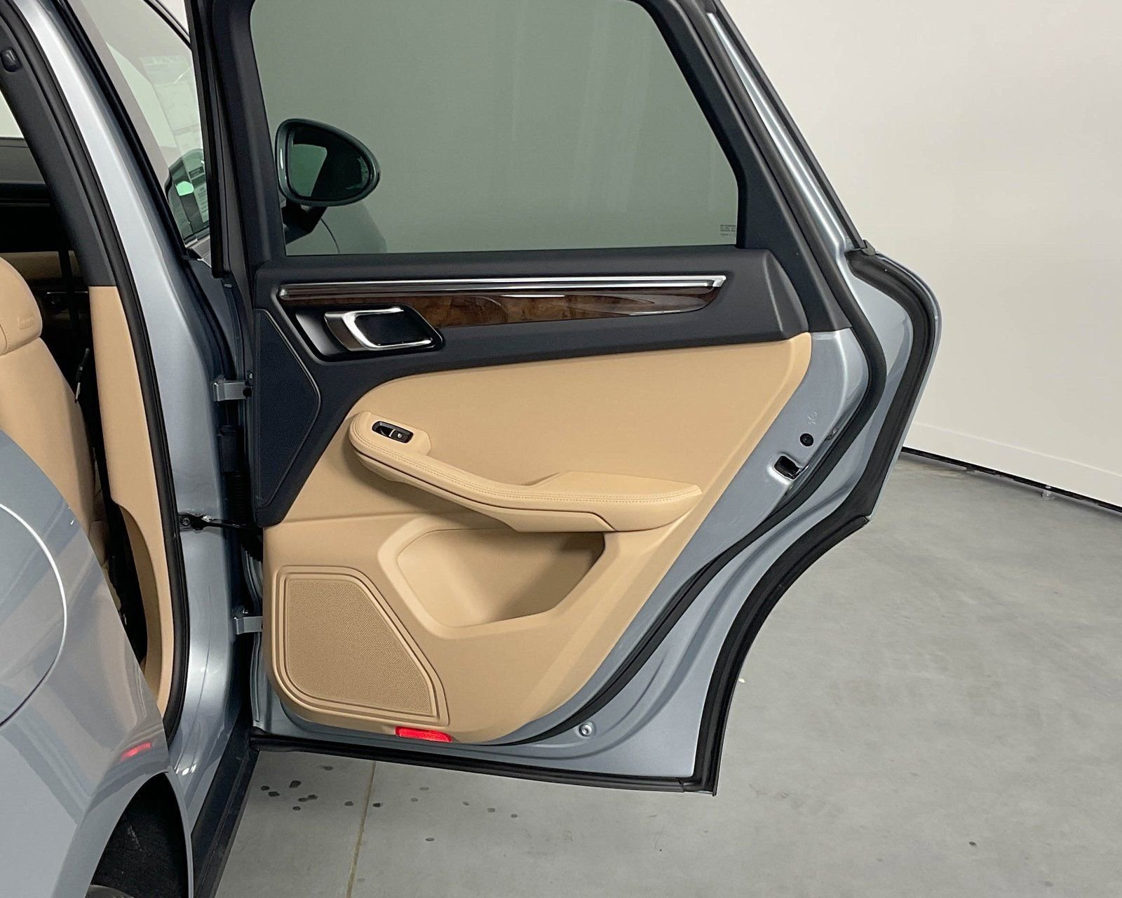 Certified 2025 Porsche Macan image 25