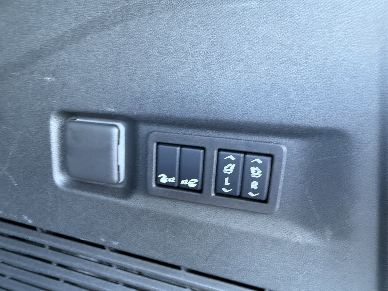 Used 2025 Chevrolet Suburban Z71 w/ Z71 Off-Road Package image 15