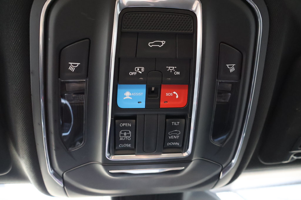 Used 2025 Jeep Grand Cherokee Altitude AWD/4WD image 34