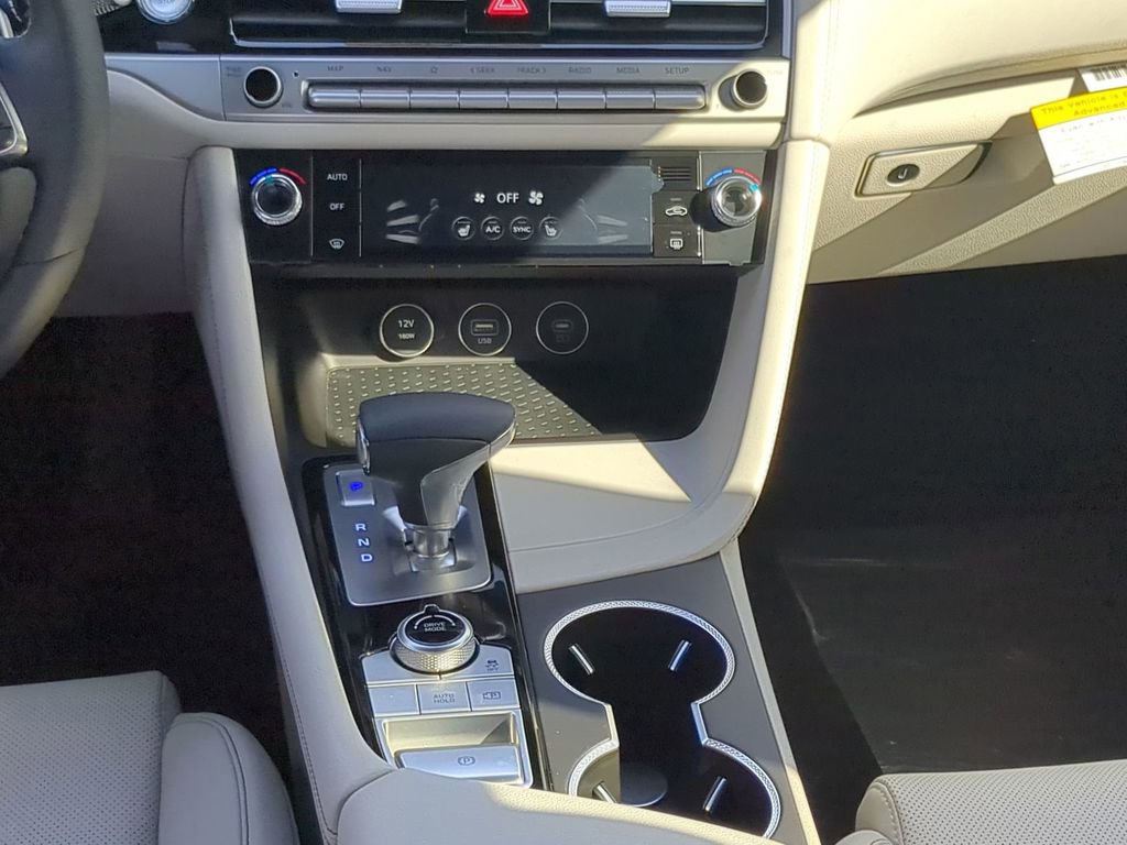 Used 2025 Genesis G70 2.5T image 16