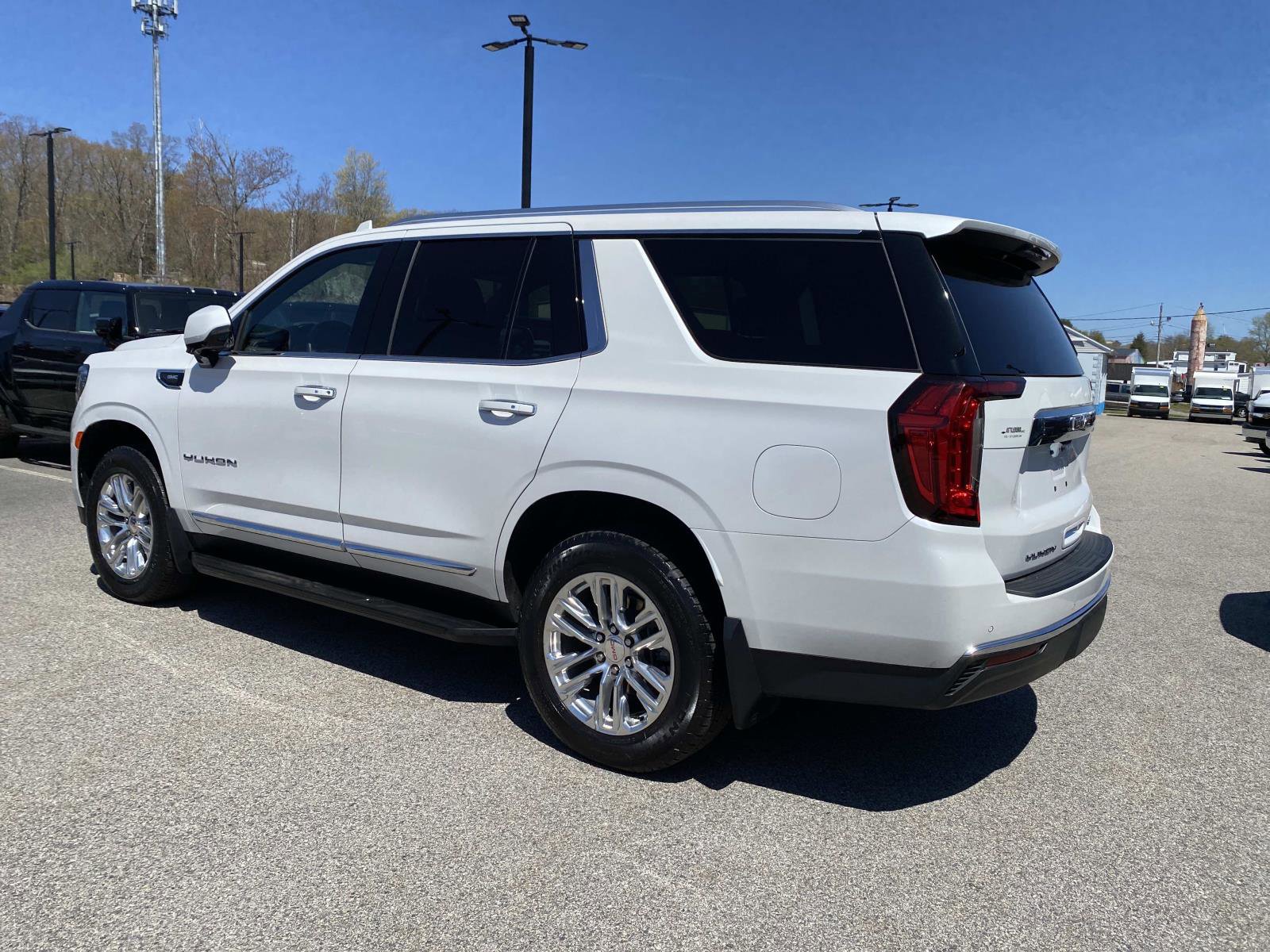 Used 2023 GMC Yukon SLT w/ SLT Premium Package AWD/4WD image 3