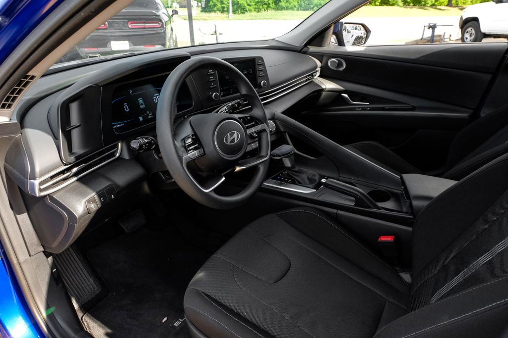 Used 2025 Hyundai Elantra SE image 3