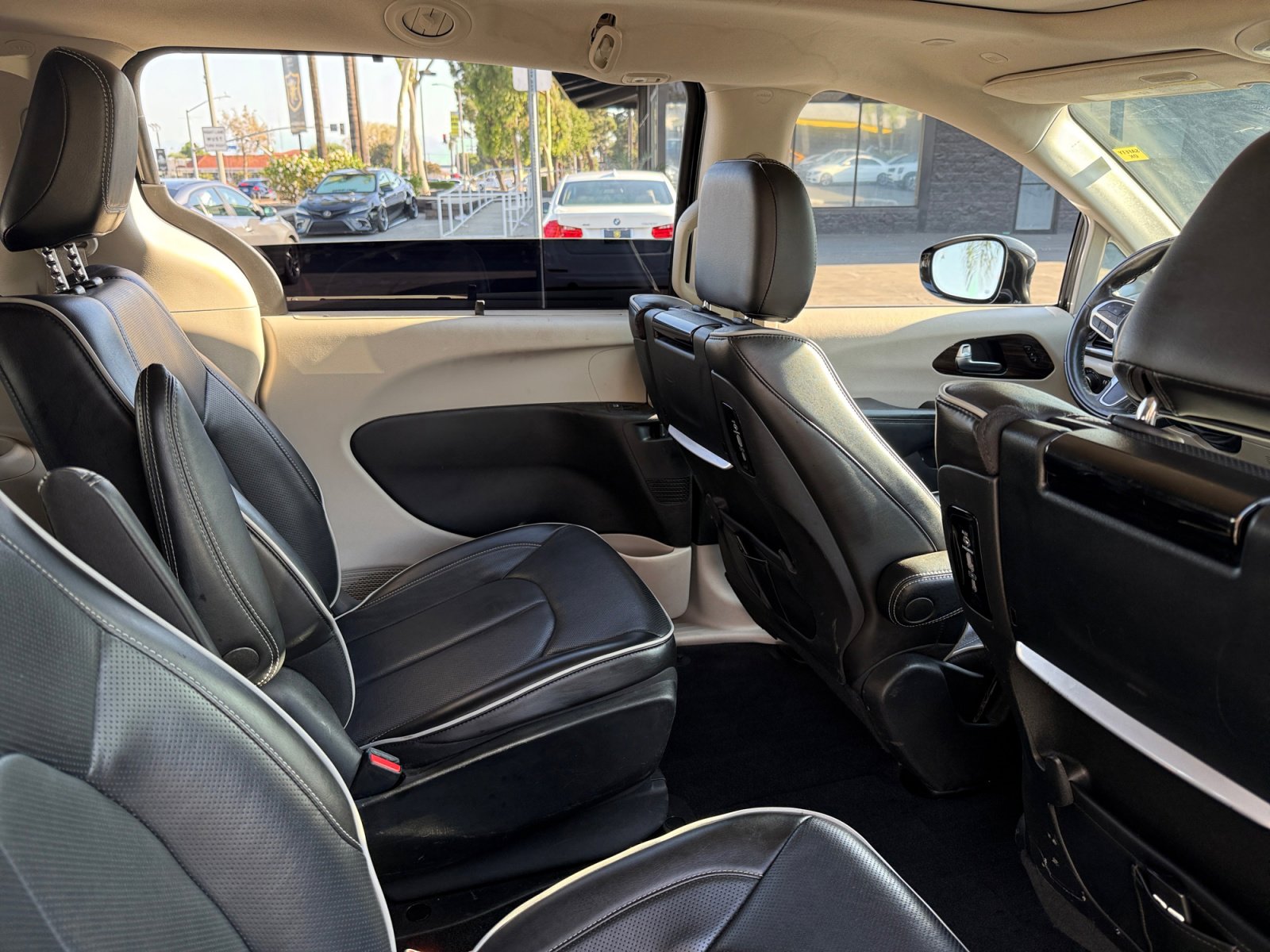 Used 2022 Chrysler Pacifica Limited w/ Uconnect Theater Family Group FWD image 19