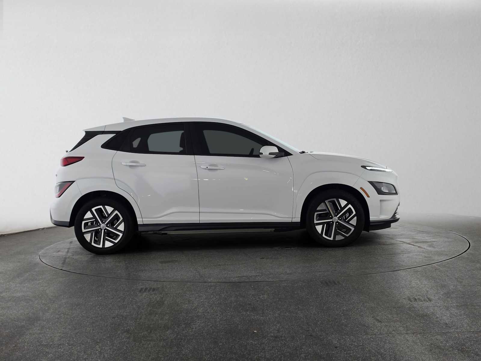 Used 2023 Hyundai Kona SE w/ Cargo Package FWD image 2