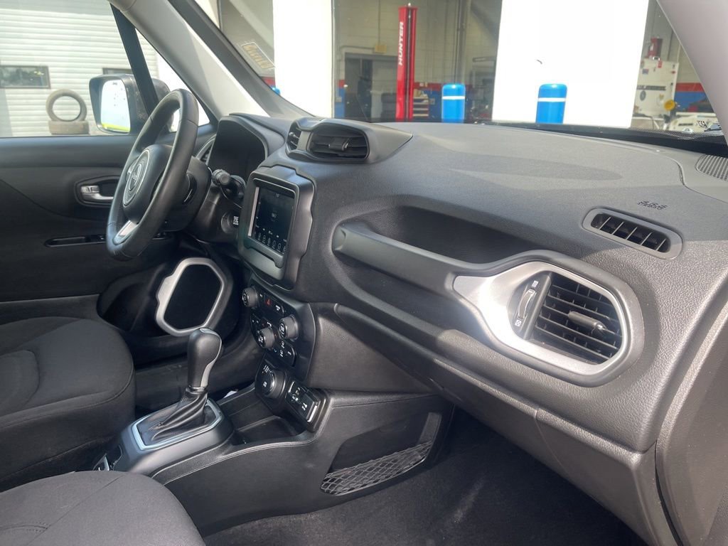 Used 2019 Jeep Renegade Latitude AWD/4WD image 23