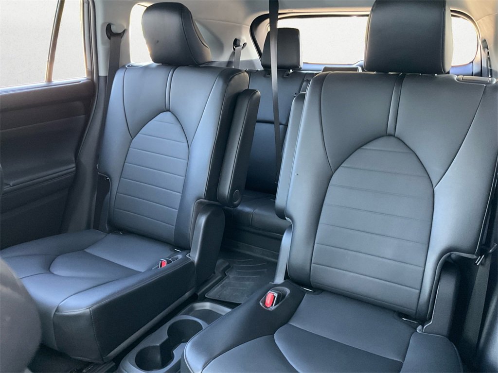 Used 2021 Toyota Highlander XLE image 9