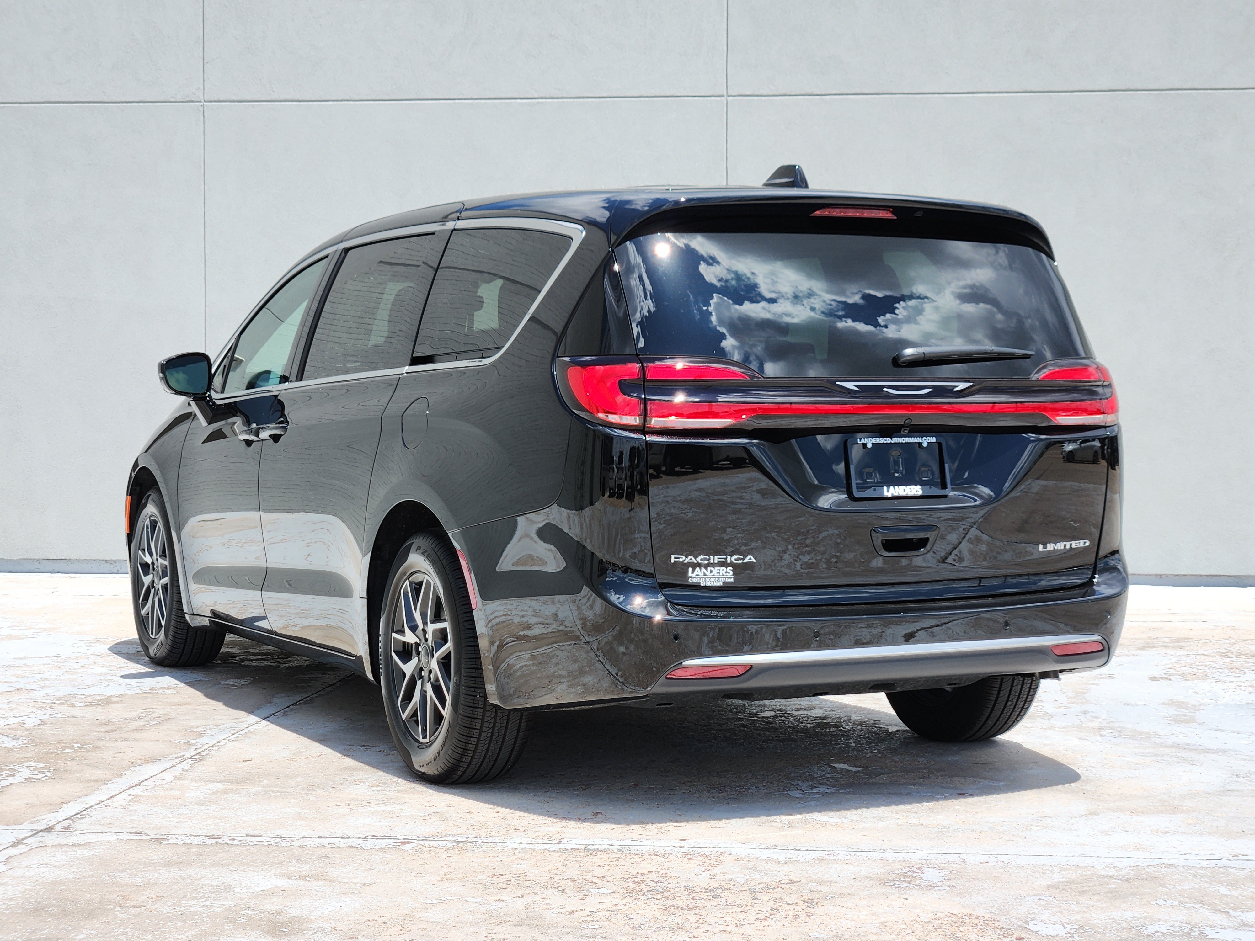 New 2027 Chrysler Pacifica Limited FWD image 3