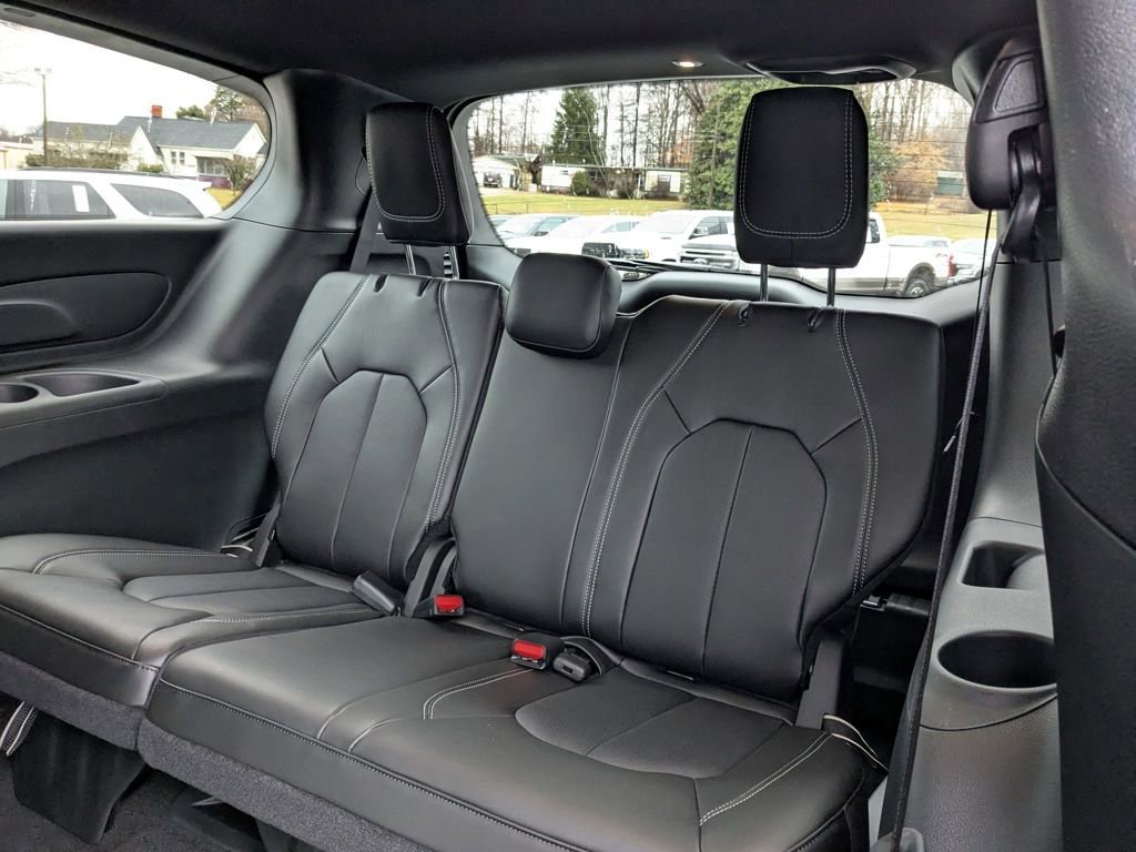 New 2025 Chrysler Pacifica Select image 12