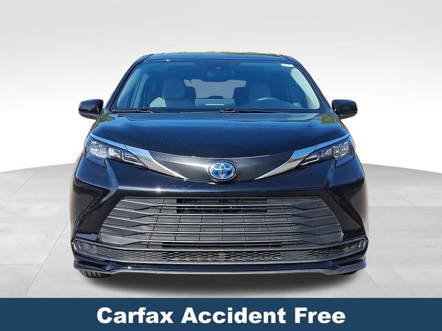 Used 2025 Toyota Sienna LE image 3