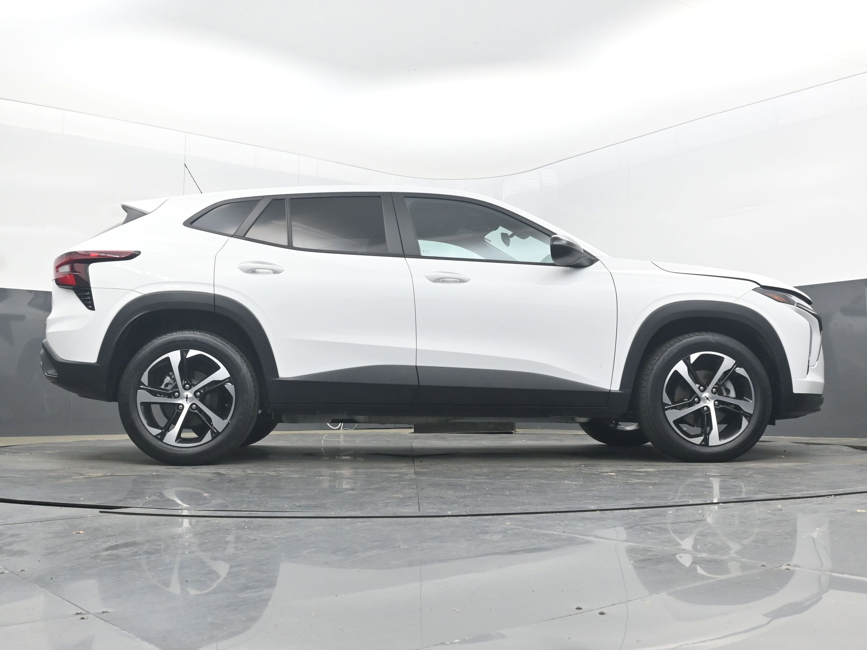 Used 2024 Chevrolet Trax RS w/ Sunroof Package image 30