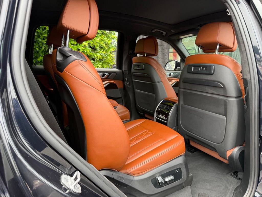 Used 2021 BMW X7 xDrive40i w/ M Sport Package AWD/4WD image 39