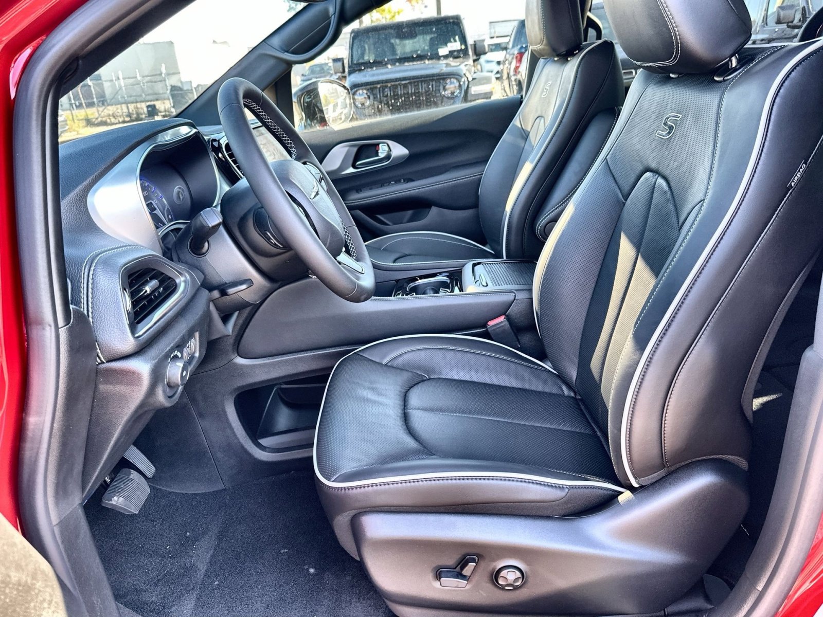 New 2026 Chrysler Pacifica Limited w/ S Appearance Package image 13