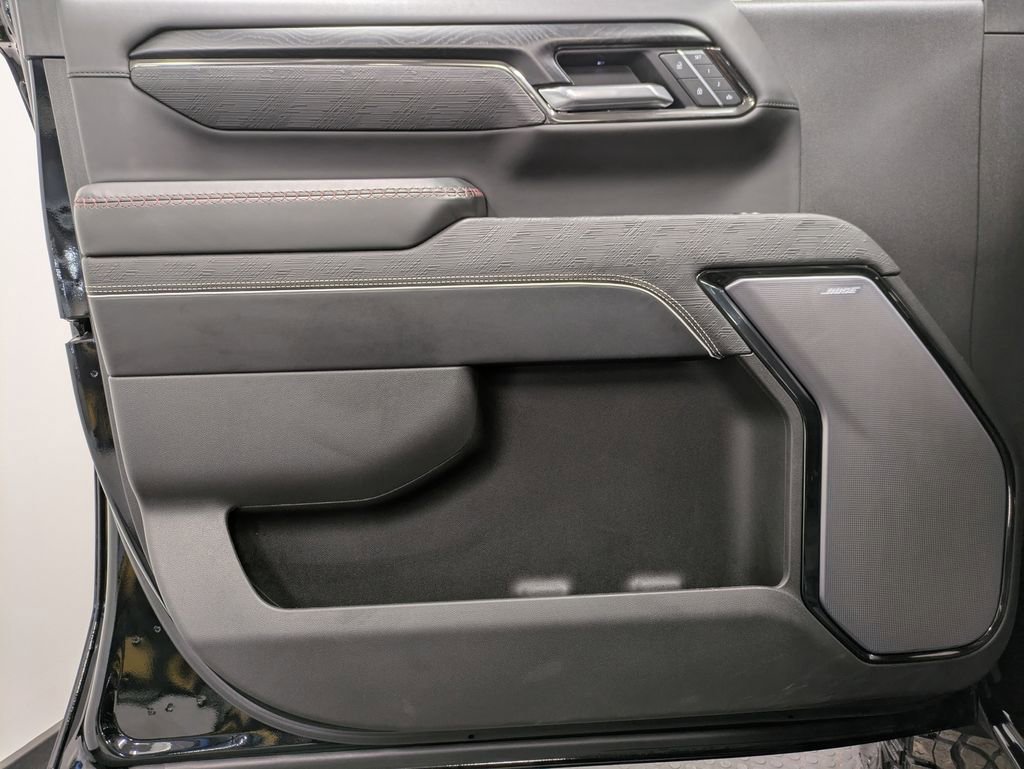 Used 2025 GMC Sierra 2500 AT4X image 8