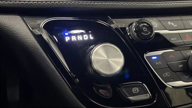 Used 2024 Chrysler Pacifica Touring image 18