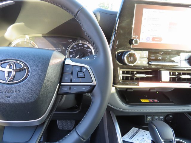New 2025 Toyota Highlander XLE image 38