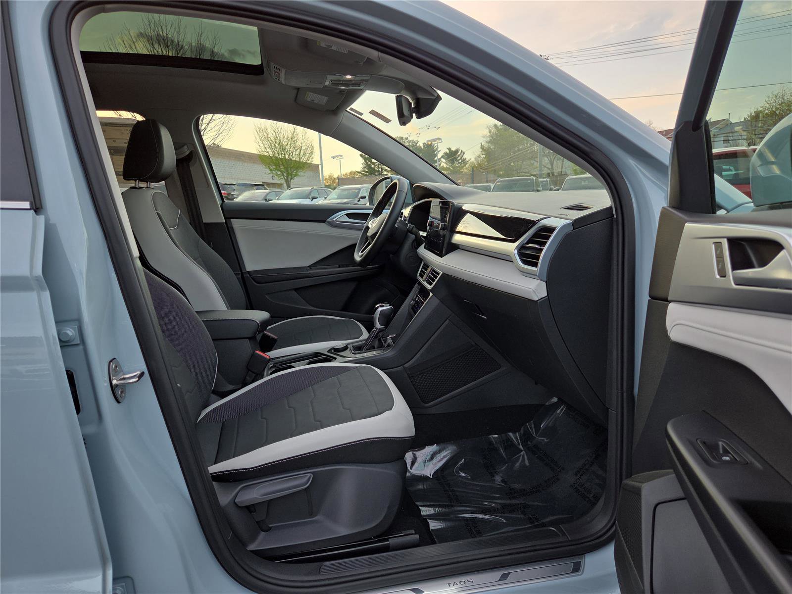 Used 2025 Volkswagen Taos SE w/ Panoramic Sunroof Package image 25