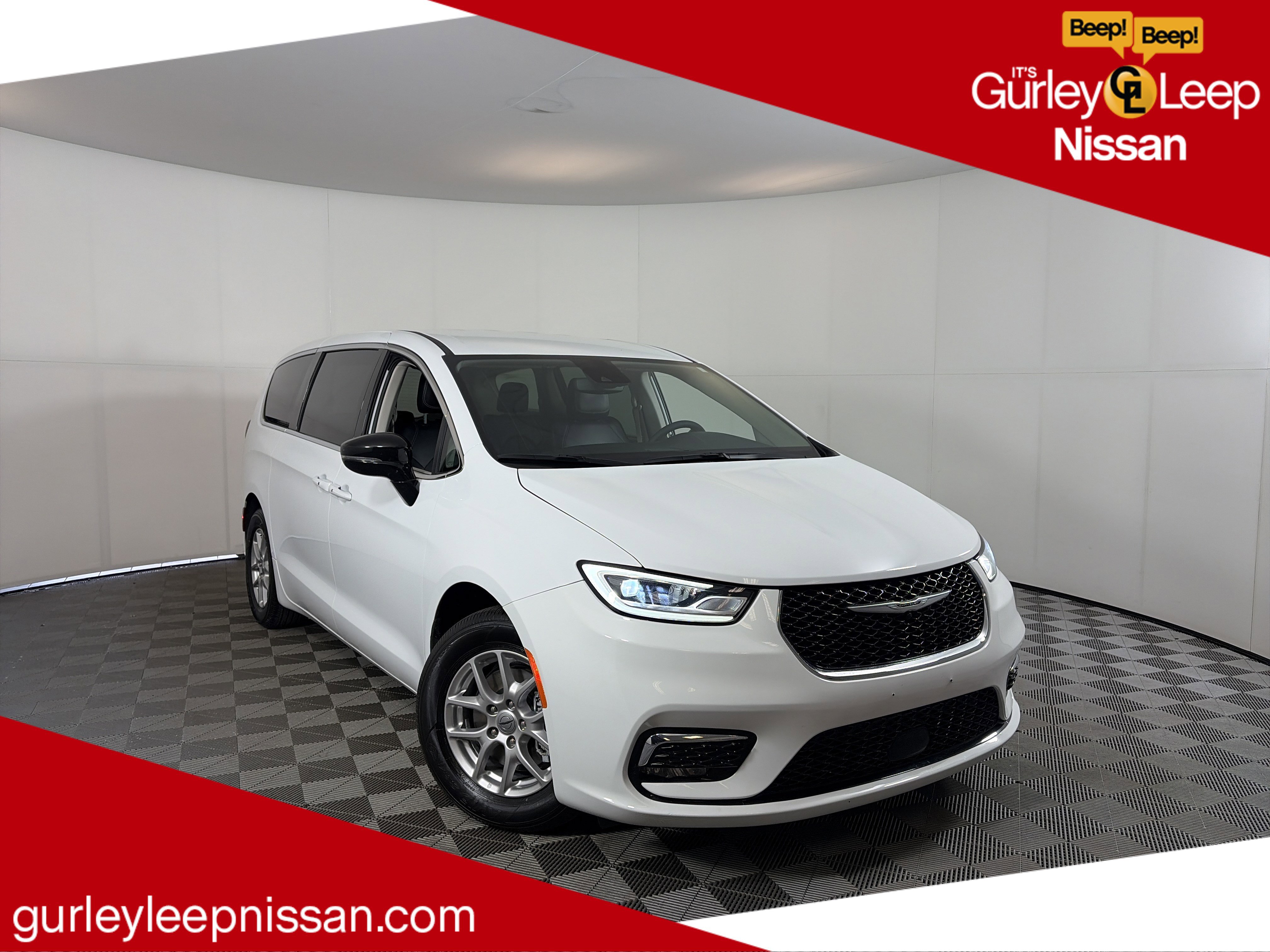 Used 2024 Chrysler Pacifica Touring-L image 1