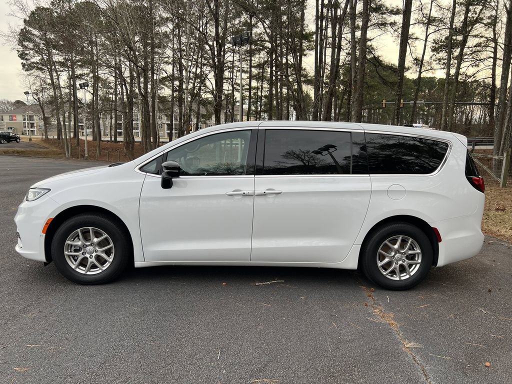 Used 2026 Chrysler Pacifica Select image 6