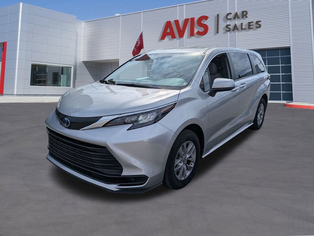 Used 2025 Toyota Sienna LE image 1