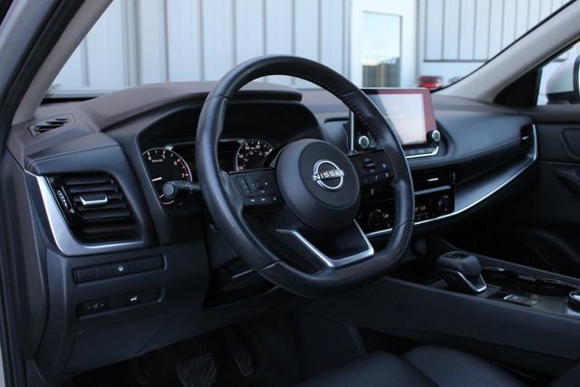 Used 2022 Nissan Rogue SV w/ SV Premium Package AWD/4WD image 2