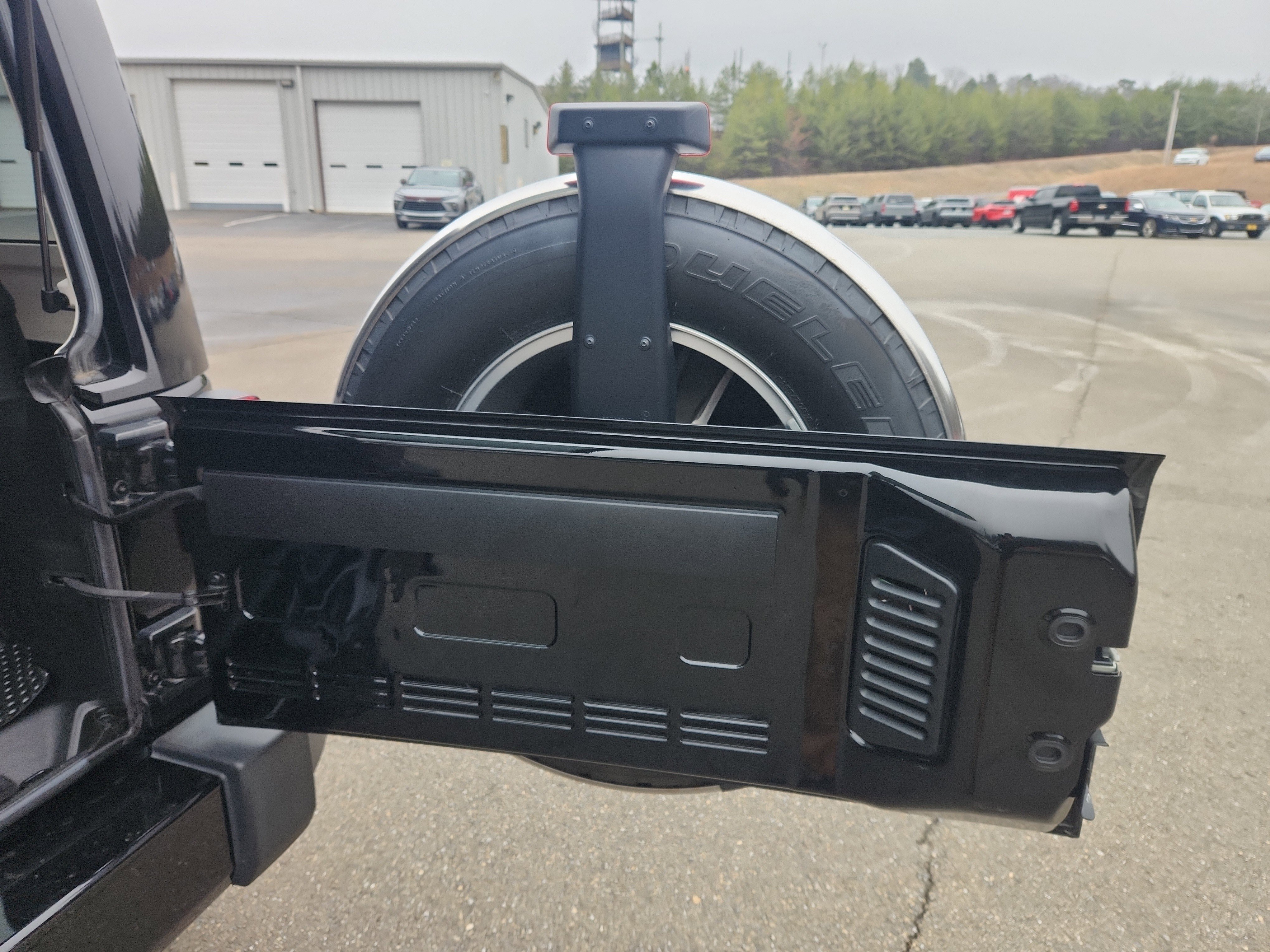 Used 2016 Jeep Wrangler Unlimited Sahara w/ Connectivity Group image 38