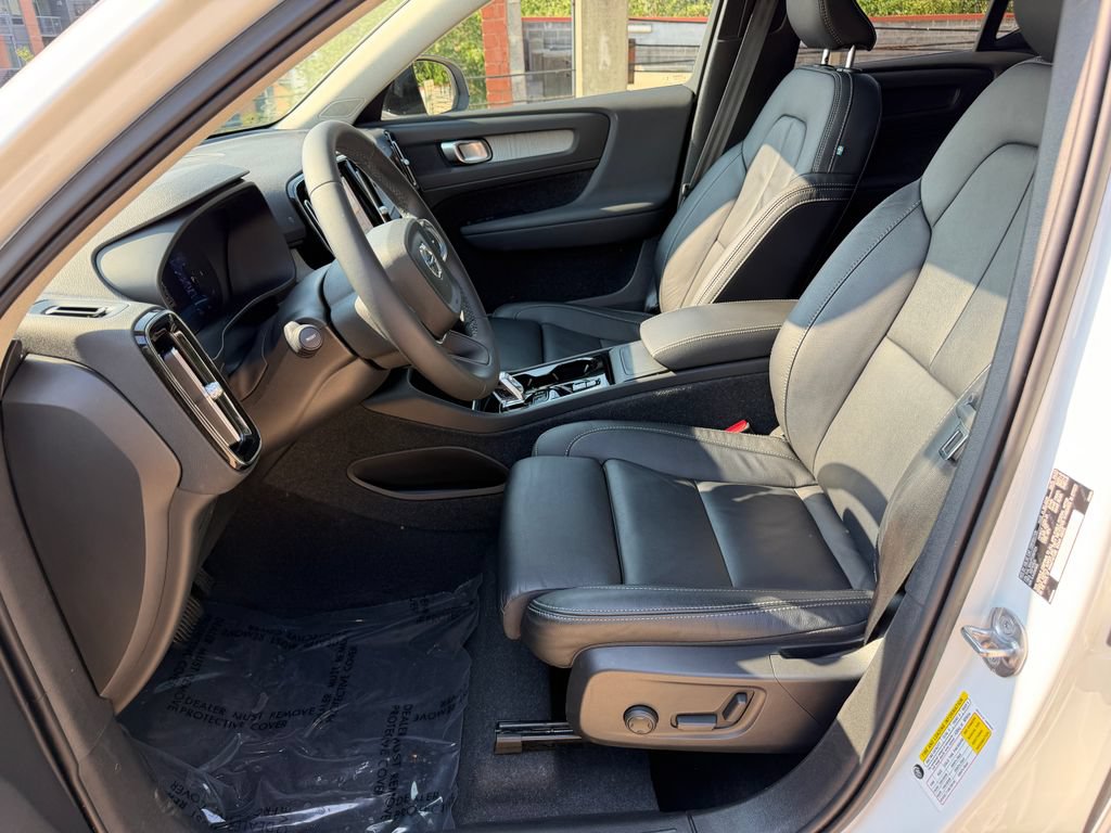Certified 2023 Volvo XC40 B5 Plus w/ Protection Package Premier AWD/4WD image 11