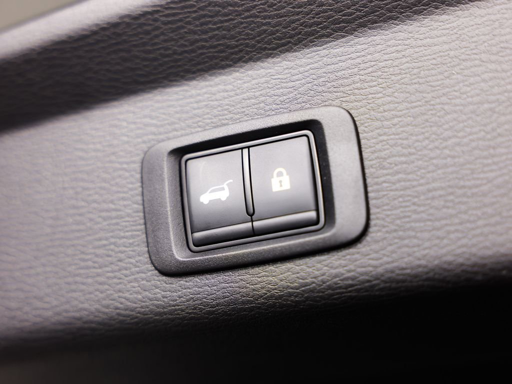 Used 2025 Mitsubishi Outlander SE image 16