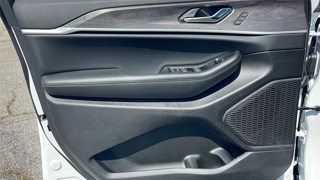 New 2025 Jeep Grand Cherokee L Limited w/ Black Appearance Package image 17