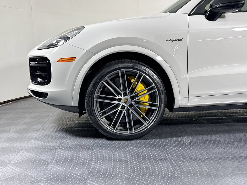 Certified 2023 Porsche Cayenne Turbo S AWD/4WD image 31