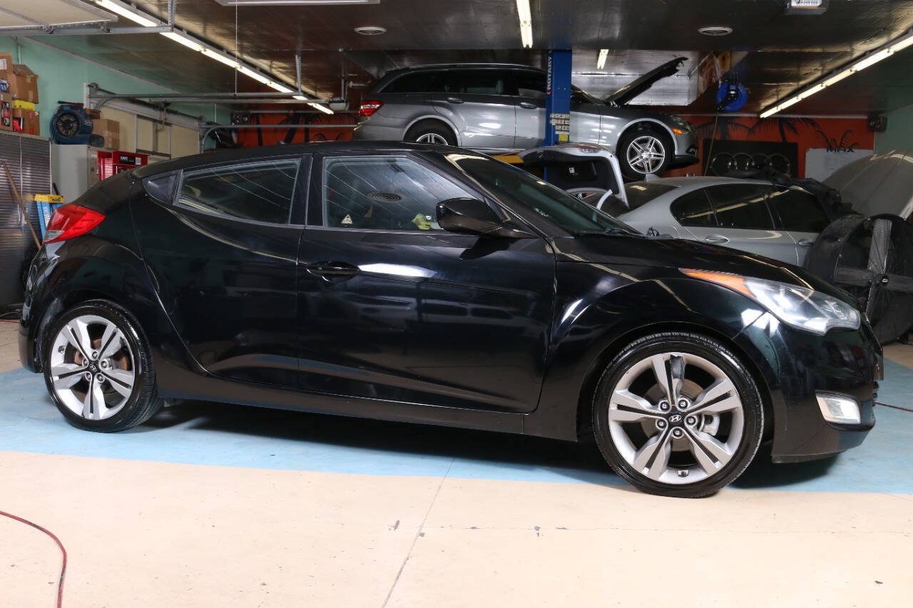 Used 2017 Hyundai Veloster Value Edition FWD image 2