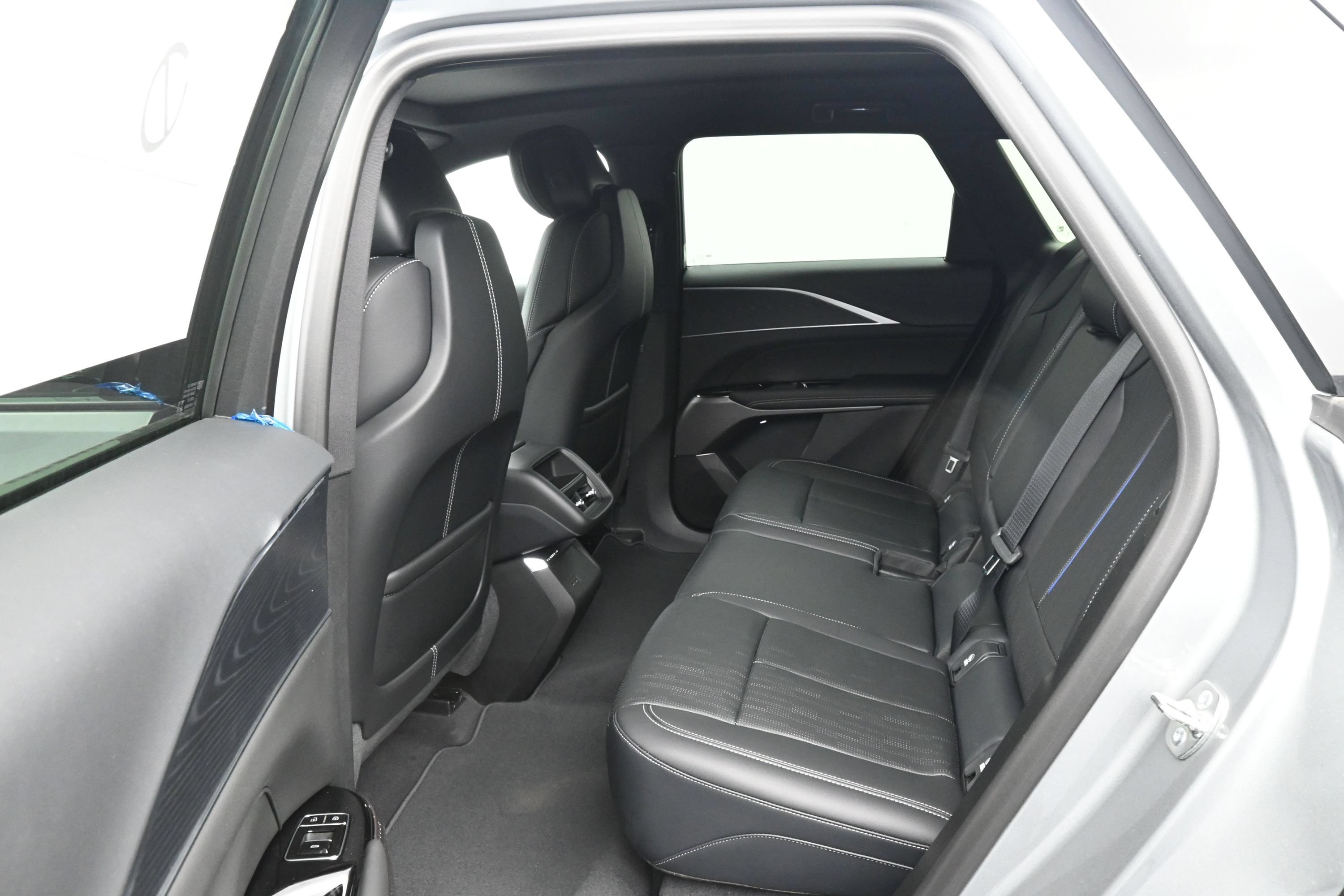 New 2026 Cadillac Lyriq Luxury w/ LPO, Floor Liner Package AWD/4WD image 10