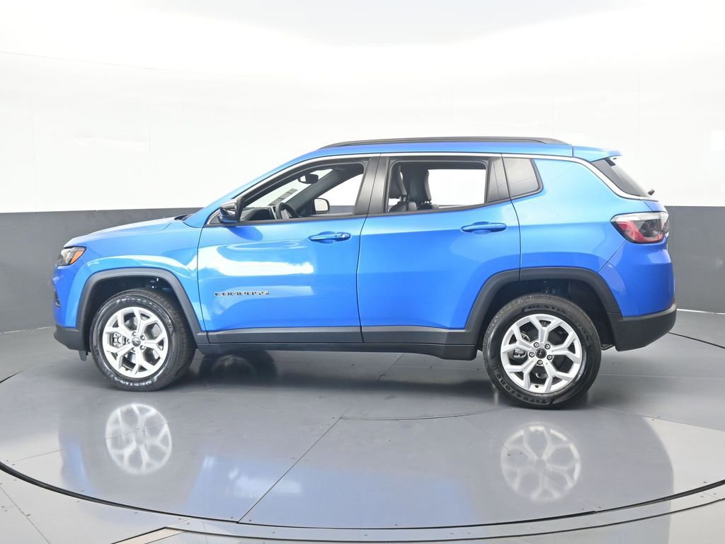 Used 2025 Jeep Compass Latitude AWD/4WD image 3