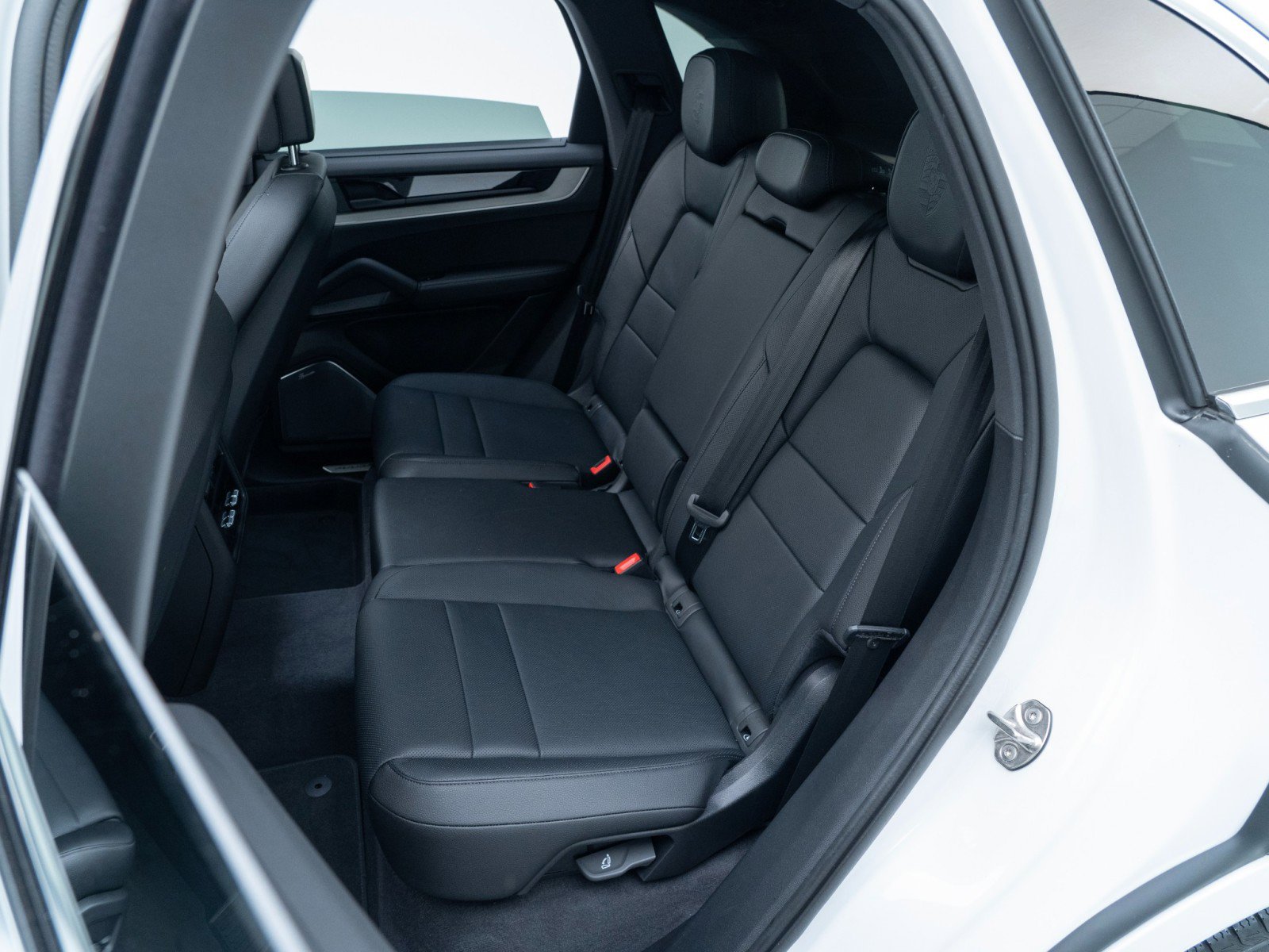 Certified 2025 Porsche Cayenne S image 31
