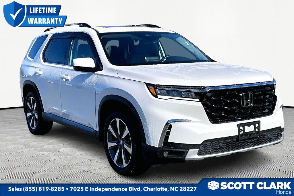 Used 2025 Honda Pilot Touring image 1