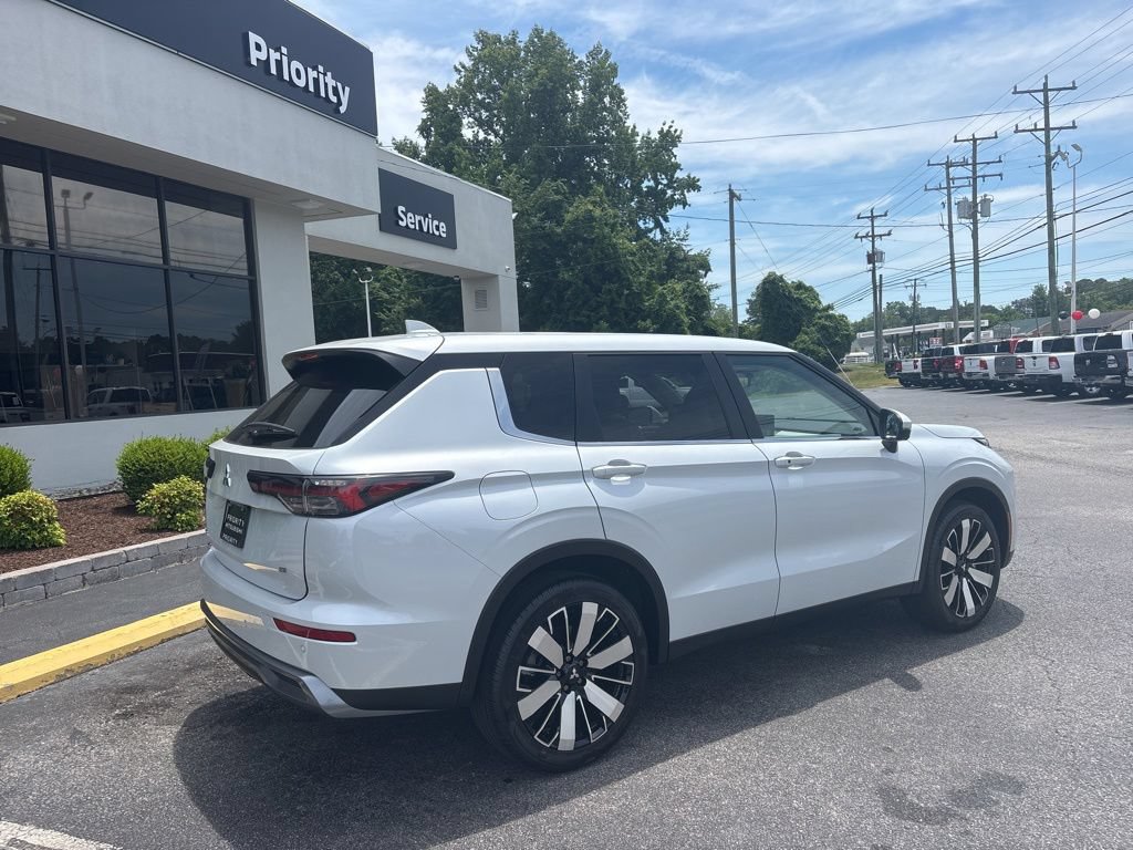 New 2026 Mitsubishi Outlander SE FWD image 3