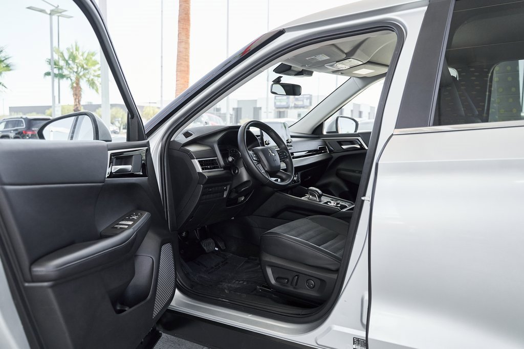 Used 2024 Mitsubishi Outlander SE image 18