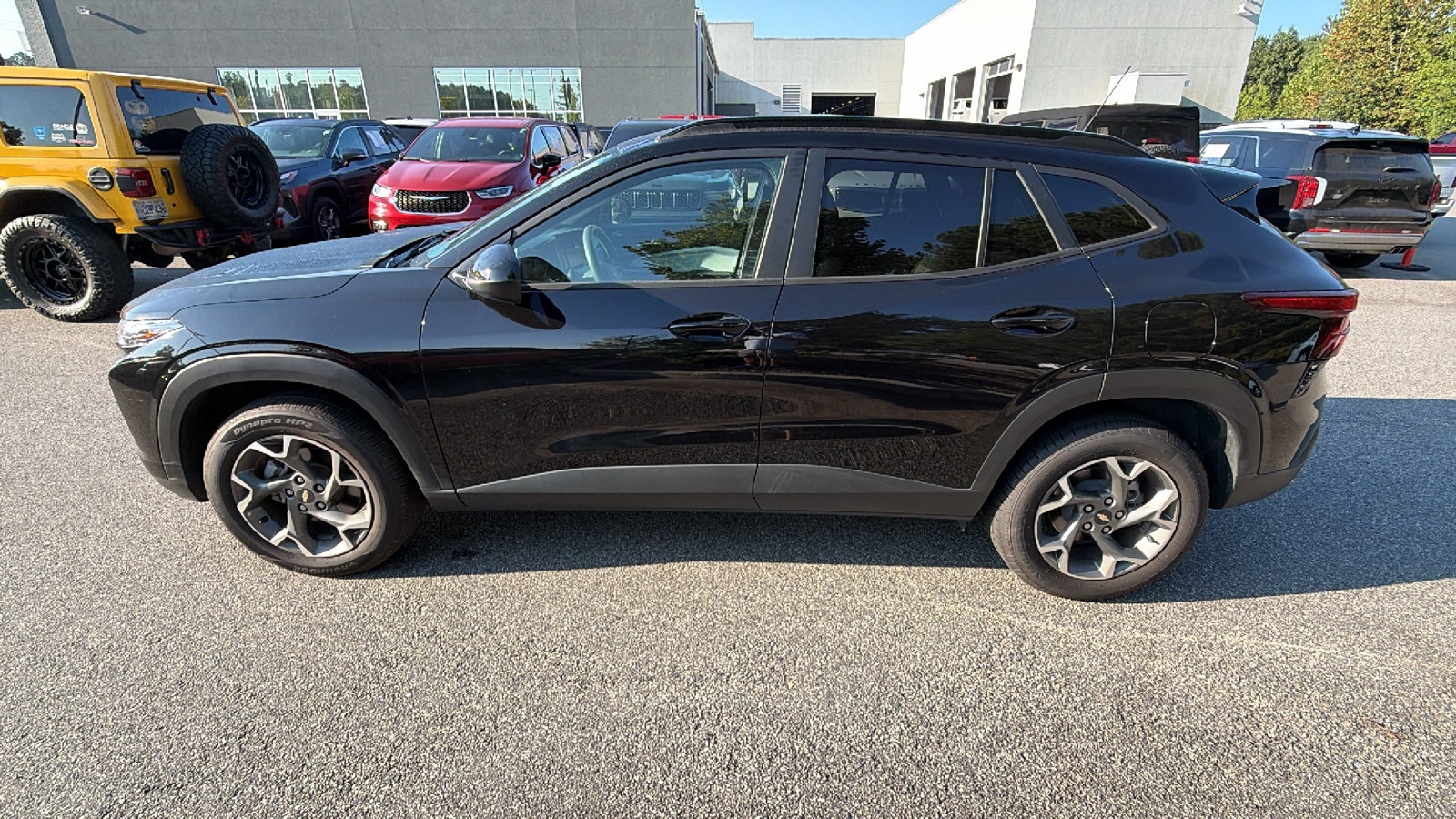 Used 2025 Chevrolet Trax LT FWD image 11